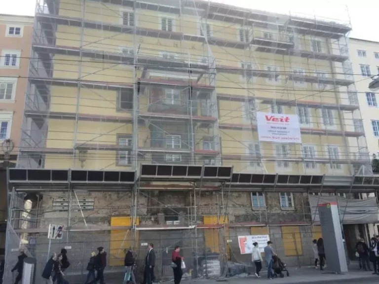 Revitalisierung der Konglomeratfassade und der Fenster in der Altstadt