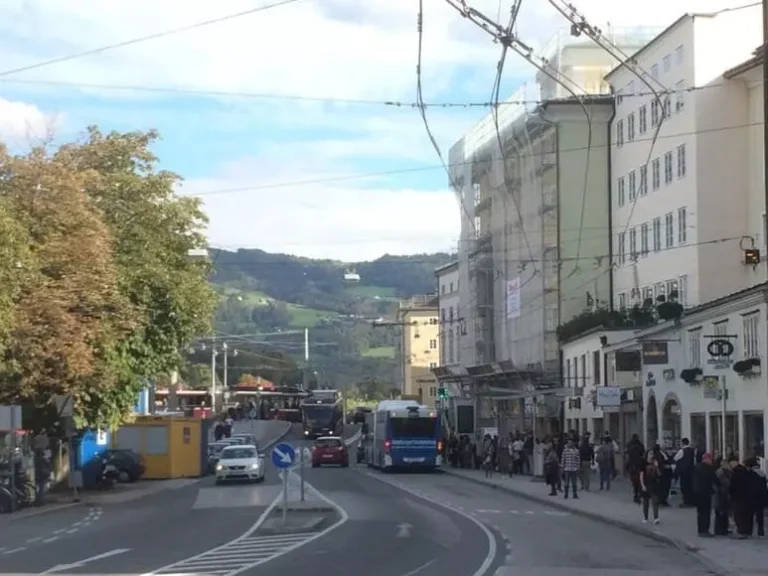 Revitalisierung der Konglomeratfassade und der Fenster in der Altstadt